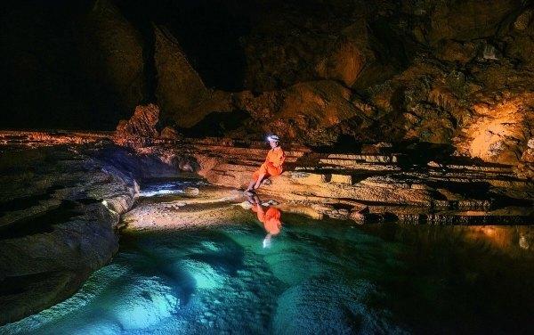 云南一隧道内发生交通事故,女司机为寻开心竟然……